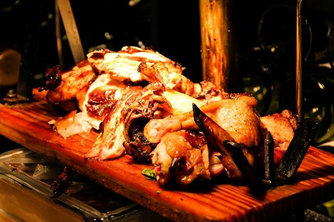 Một con cua hoàng đế thường trên 3kg, giá trên 13 triệu đồng có thể phục vụ cho 3 thực khách với các món rang muối, nấu cháo, phomai và xào cùng miến.