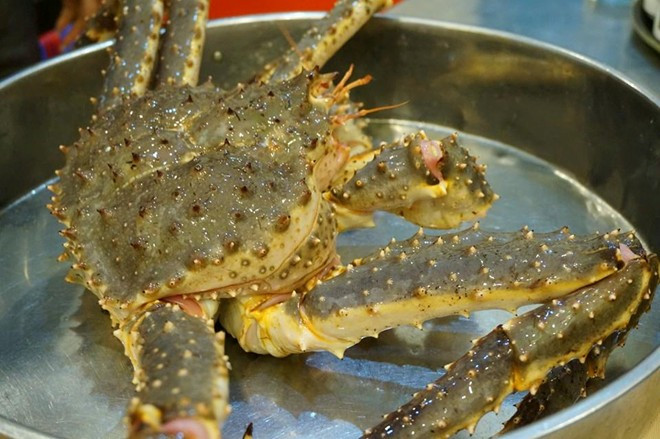 Một con cua hoàng đế thường trên 3kg, giá trên 13 triệu đồng có thể phục vụ cho 3 thực khách với các món rang muối, nấu cháo, phomai và xào cùng miến.