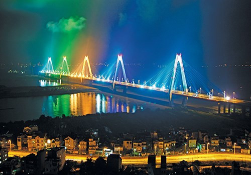 Khi màn đêm buông xuống, cầu Nhật Tân trở nên lung linh.