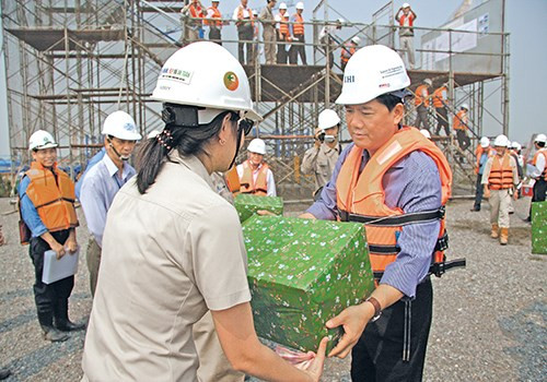 Bộ trưởng Bộ GTVT Đinh La Thăng luôn dành thời gian thị sát tiến độ, chất lượng dự án xây dựng cầu Nhật Tân, động viên kịp thời những nỗ lực của đội ngũ kỹ sư, công nhân thi công cầu.