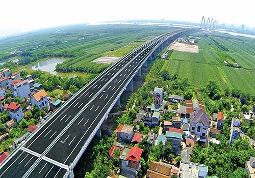 Ngoài cầu chính dài 1.500m, phần cầu dẫn có tổng chiều dài 2.255m gồm cầu dầm bê tông cốt thép dự ứng lực và cầu dầm Super-T.