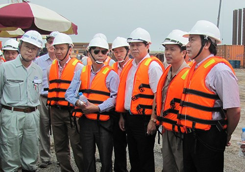 Thứ trưởng Bộ GTVT Nguyễn Hồng Trường (đầu tiên bên phải) cũng luôn theo sát dự án, kịp thời tháo gỡ những vướng mắc nảy sinh trong quá trình thi công.