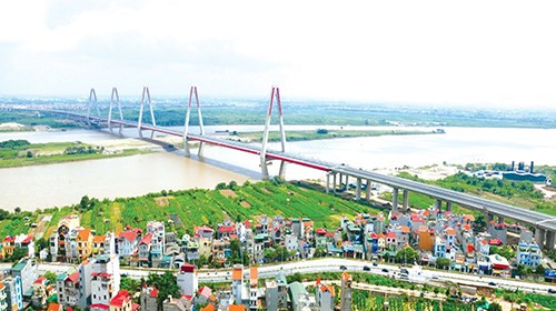 Ông Tojuro Nishi, giám đốc dự án Công ty IHI Infrastructure Systems Co.Ltd (thi công gói thầu số 1 của dự án) xúc động: "Chúng tôi tin rằng, cầu Nhật Tân là một trong những cây cầu đẹp nhất thế giới, hy vọng cây cầu sẽ được ghi nhận là biểu tượng cho sự phát triển của kinh tế Việt Nam, của tình hữu nghị hai nước Việt Nam, Nhật Bản và sẽ được lưu truyền tới các thế hệ của hơn 100 năm sau".