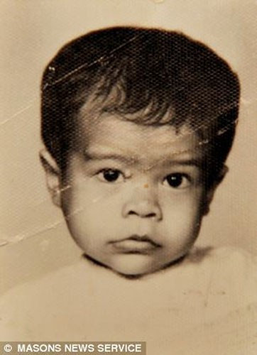 Suzanne Hook là một trong những trẻ Việt lai đầu tiên sang Anh theo diện Babylift năm 1972. Cô là con của binh sĩ Mỹ da màu với một phụ nữ Việt và được sinh ra trong chiến tranh. Người ta tìm thấy bé gái trong bụi cây năm 1969 ở miền nam Việt Nam và đưa đến trại mồ côi Allambie, nơi cô được đặt tên Thị Hiền. Sau khi Hiền tới Anh, một gia đình đã nhận cô làm con nuôi và đổi tên là Suzanne Hook.