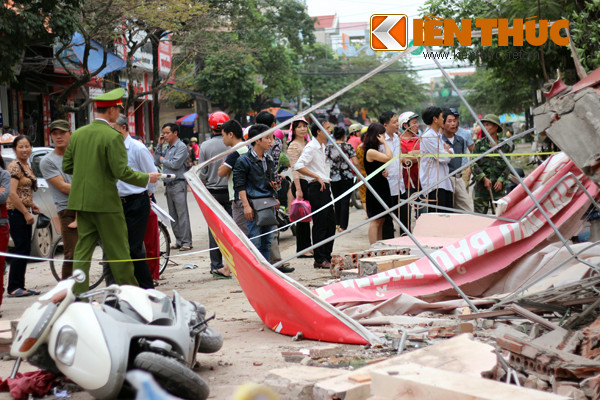 Ngay sau khi xảy ra vụ việc, lực lượng Công an đã nhanh chóng có mặt, phong tỏa hiện trường, di dời một số tài sản bị hư hỏng nhẹ của gia đình gặp nạn ra ngoài.