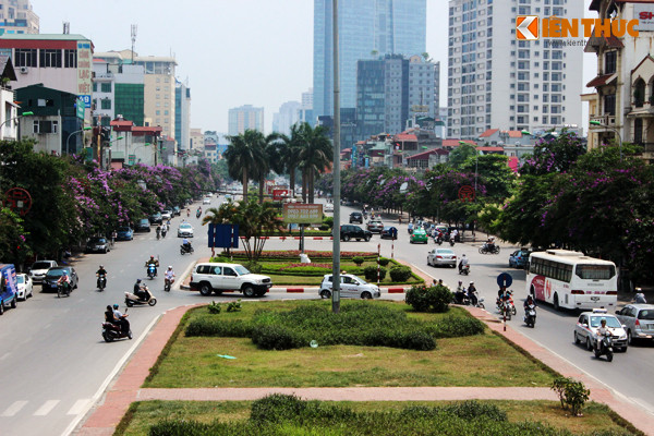 Theo trung tâm dự báo KTTV TW thì những ngày tới nắng nóng vẫn tiếp tục kéo dài ở miền Bắc, người dân Thủ đô vẫn phải tiếp tục tìm cách để "đối phó" với không khí nóng nực, oi bức...