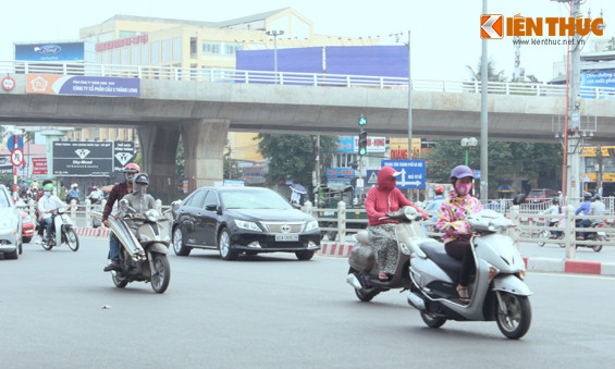 Để tránh nắng nóng, phụ nữ bịt kín toàn thân như "ninja". Ảnh chụp ngã tư Cầu Giấy