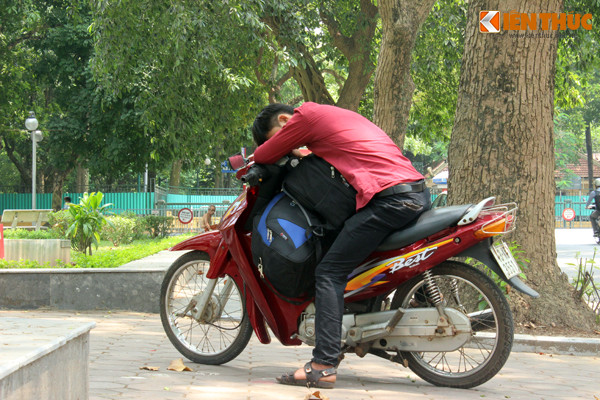 Nam thanh niên đi đường mệt mỏi vì nắng nóng nên tranh thủ chợp mắt dưới bóng cây râm mát.