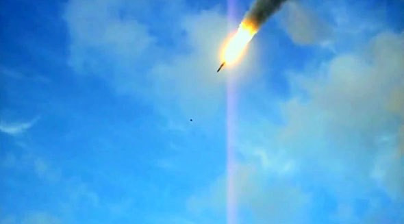Tên lửa BrahMos sử dụng cơ chế dẫn đường kết hợp quán tính và radar bán chủ động giai đoạn cuối, nó có thể kết hợp thêm cơ chế dẫn đường bằng GPS hoặc GLONASS. BrahMos có tầm bắn từ 300-500 km tùy biến thể. Các chuyên gia quân sự thế giới đánh giá BrahMos là một trong những tên lửa chống hạm đáng sợ nhất thế giới. BrahMos lao đến mục tiêu với tốc độ gấp 3 lần vận tốc âm thanh (3.670 km/h) nên việc đánh chặn là bất khả thi.
