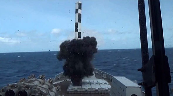 Động cơ tăng cường nhiên liệu rắn đang đẩy tên lửa BrahMos ra khỏi ống phóng. BrahMos là một tên lửa chống hạm siêu âm hợp tác phát triển giữa Nga và Ấn Độ.