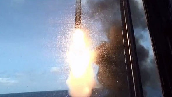 Động cơ tăng cường đẩy tên lửa vọt lên cao. BrahMos được phát triển dựa trên tên lửa P-800 Oniks của Nga. Nó là một tên lửa 2 giai đoạn, giai đoạn tăng cường sử dụng nhiên liệu rắn, giai đoạn 2 sử dụng động cơ ramjet nhiên liệu lỏng.