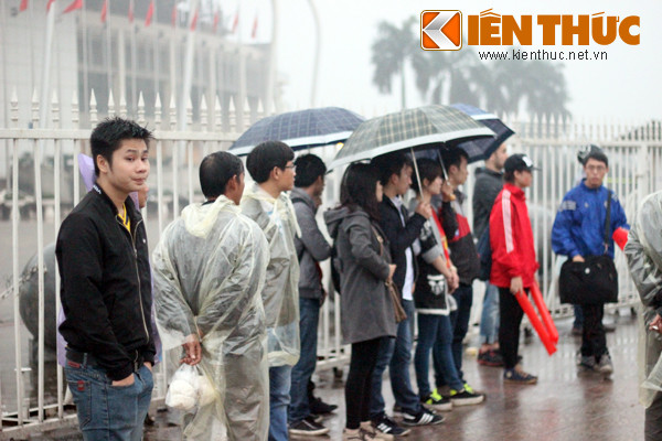 Dù 19h trận đấu giao hữu giữa U23 Việt Nam và U23 Indonesia mới diễn ra nhưng từ 17h30 đã có rất đông bạn trẻ, khán giả đội mưa, đến xếp hàng để mua vé chuẩn bị vào cổ vũ cho đội nhà.