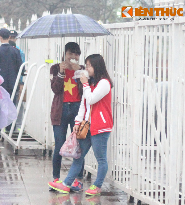 Một số bạn trẻ còn tranh thủ ăn để "lấy sức" cổ vũ cho đội tuyển Việt Nam.