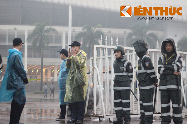 Lực lượng an ninh kiểm soát vé và đảm bảo trật tự trước cửa SVĐ Mỹ Đình.