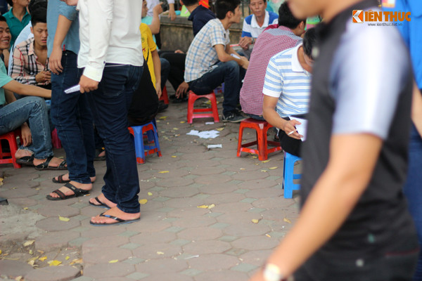 Sáng 4/7, các thí sinh thi môn Lịch sử trong kì thi THPT Quốc gia 2015. Đây là môn thi tự luận. Ghi nhận của phóng viên Kiến Thức, sau khi bước ra khỏi phòng thi, nhiều thí sinh tại cụm thi trường ĐH Bách khoa (Hà Nội) đã thản nhiên vứt "phao thi" ngay khu vực trước cổng trường.