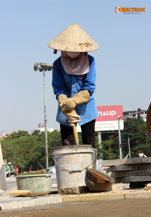 Bộ đồ bảo hộ lao động, khăn bịt mặt, mũ nón không đủ chống lại thức thiêu đốt của mặt trời.