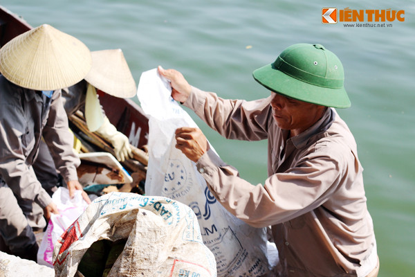 Ông Thơ, một công nhân thu dọn rác thải trên hồ Tây (Hà Nội) chia sẻ: "Đội của chúng tôi gồm 30 người, một ngày chia làm 2 ca (sáng và chiều). Thời điểm này nắng nóng kéo dài, người dân đổ rất nhiều rác thải xuống hồ, nhất là vỏ quả dưa, chai lọ... nên anh em trong đội phải đi làm từ rất sớm mới thu gom được hết rác thải, trả lại màu nước sạch trong xanh cho hồ Tây".