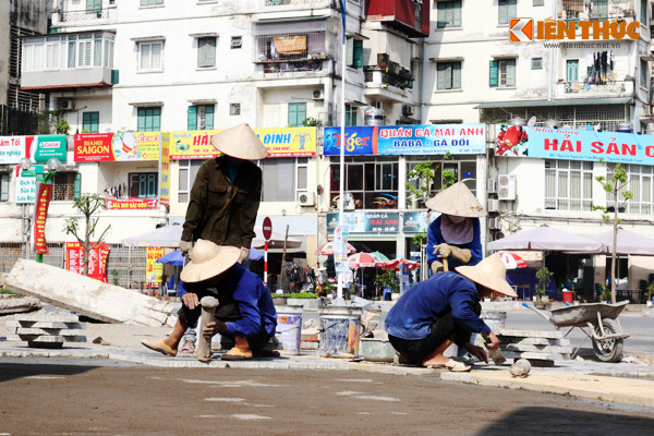 Người dân các tỉnh, trong đó có Thủ đô Hà Nội đang phải trải qua những ngày nắng nóng gay gắt với nhiệt độ ngoài trời cao hơn 40 độ C. Dù vậy, nhịp độ công việc của hầu hết người lao động không hề giảm. Tất cả phải cố gắng vật lộn với cái nắng nóng Hà Nội vì sinh kế.
