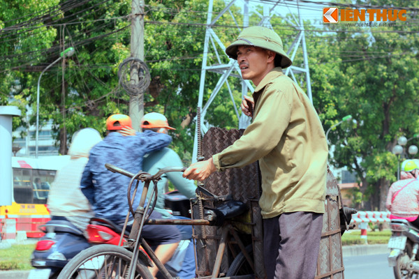 Trên con đường gốm sứ Hà Nội, người đàn ông dắt chiếc xe đạp "cà tàng" chở than, mắt không thể mở to vì nắng quá chói, và có lẽ vì cả những giọt mồ hôi.
