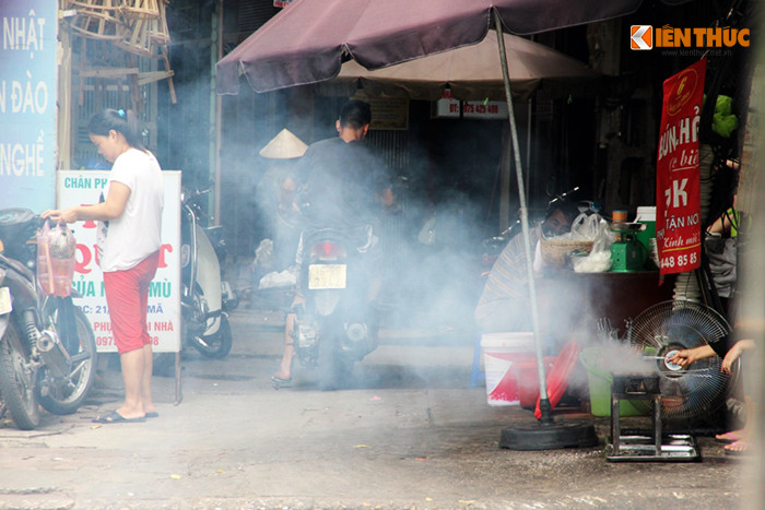 Giữa nắng nóng Hà Nội lên đến mức kỷ lục khiến người dân khổ sở, khó chịu, không ít người còn phải chịu đựng thêm cảnh bị hun ngay giữa phố bởi làn khói cay xè mắt từ những lò nướng ở các quán bún chả, vịt nướng... Ảnh chụp khói bay mù mịt, phủ kín đường đi trên phố Giang Văn Minh.