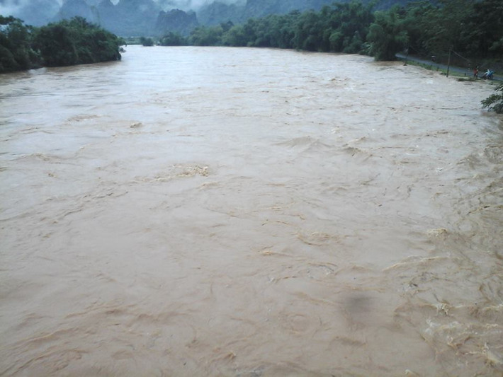 Đến khoảng 12h trưa nay, nước dòng sông Bôi chảy qua cầu Lạng (huyện Kim Bôi) vẫn đang dâng cao.