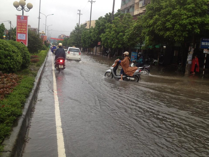 Một số tuyến đường của TP Hòa Bình cũng bị ngập sâu trong nước vào sáng nay. Ảnh: Hồng Duyên.