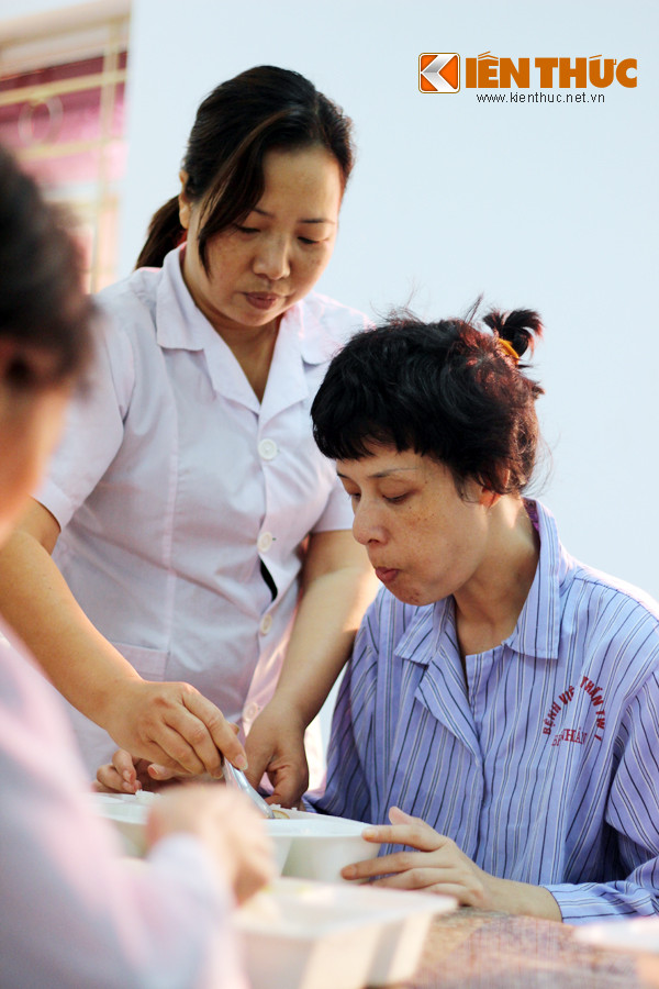 "Tôi công tác cũng được hơn 10 năm. Mới đầu tiếp xúc với người bệnh, bản thân tôi rất sợ nhưng dần dần thành quen. Giờ thấy họ cũng giống như chị em của mình", điều dưỡng Phạm Thị Huệ chia sẻ.
