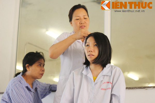 Ở khoa Cấp tính nữ, nếu không có người nhà đến, hầu hết mọi sinh hoạt cá nhân của người bệnh như bữa ăn, giấc ngủ, cắt móng chân, móng tay, gội đầu, tắm giặt... đều do các y bác sĩ đảm nhiệm. Cô gái trong ảnh có vẻ hài lòng vì được nhân viên bệnh viện chải đầu, buộc tóc cho. Dù đang mang bệnh tâm thần, người phụ nữ nào cũng muốn mình xinh đẹp.