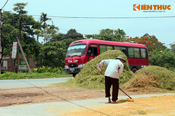 Đến hẹn lại lên, vào mùa thu hoạch lúa Chiêm (tháng 5 - 6), người dân lại chất đống rơm, rạ ngổn ngang rồi đốt ở dọc hai bên đường Hà Nội. Những ngày này, ai đi qua tuyến Quốc lộ 6A, địa phận huyện Chương Mỹ đều cảm thấy ngột ngạt, khó chịu vì phải hứng khói rơm rạ.