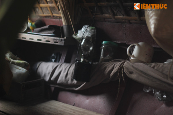 Cụ sống không có điện, mỗi đêm chiếc đèn dầu gần như trở thành "người bạn" duy nhất với cụ trong không gian chiếc thuyền chật hẹp.