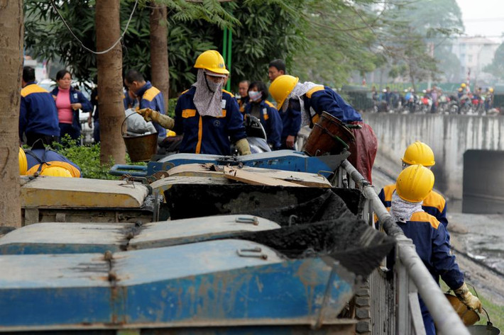 Những chiếc xe đựng rác thải được xếp kín hai bên đường bờ sông Quan Hoa (Cầu Giấy, Hà Nội).