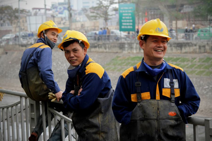 Những lúc nghỉ giải lao, những người công nhân cũng có những câu chuyện vui để thư giãn sau thời gian làm việc mệt mỏi.