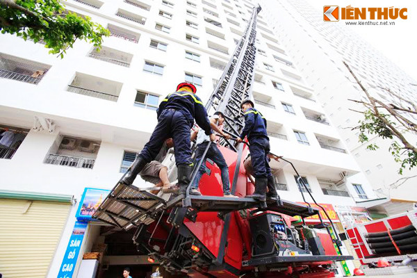 Lực lượng PCCC tiếp cận các nạn nhân bằng thang cứu hộ.