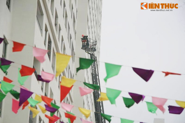 Đến 12h30 lực lượng chức năng đã giải cứu được 25 người, hướng dẫn thoát nạn 43 người. Trong số này có 1 nạn nhân bị tai biến ở tầng 22, 2 trẻ em ở tầng 9.