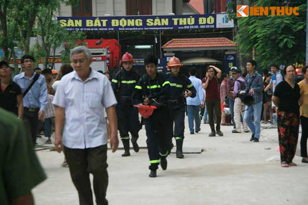 Lính cứu hoả tất bật chữa cháy.