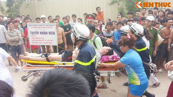 Các nạn nhân nhanh chóng được lực lượng chức năng đưa đi cấp cứu.