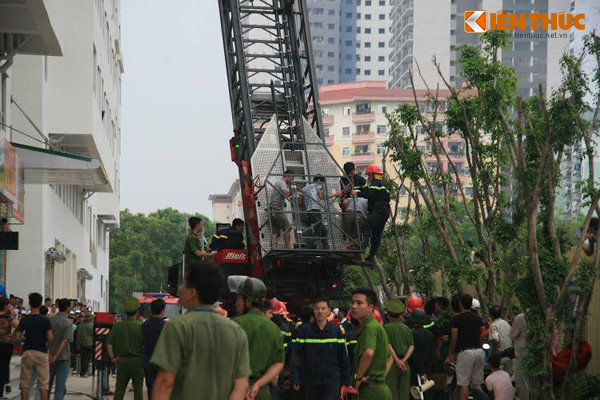 Khoảng 13h20, ngọn lửa đã được khống chế. Lực lượng chức năng nỗ lực phải dùng đến búa đinh phá cửa sổ để giải cứu các nạn nhân bị mắc kẹt phía bên trong ra ngoài.