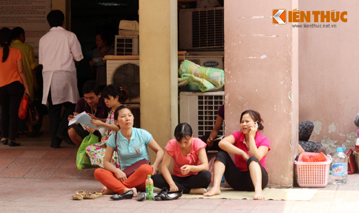 Không biết đến bao giờ, cảnh vạ vật chờ khám bệnh tại các bệnh viện lớn khi Hà Nội nắng nóng mới chấm dứt?