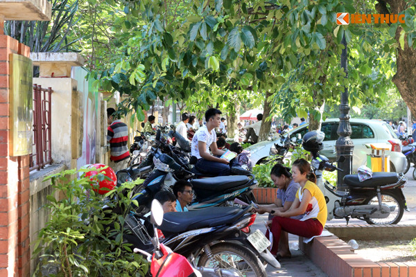 Sáng nay (1/7), các thí sinh trên cả nước bước vào môn thi đầu tiên trong kỳ thi THPT Quốc gia 2015 - Tuyển sinh 2015. Theo ghi nhận của phóng viên Kiến Thức, tại cụm thi Đại học Quốc gia (Hà Nội), nhiều phụ huynh nằm vật vờ, trốn nắng dưới các gốc cây bên trong khuôn viên trường. Nhiều phụ huynh tỏ ra lo lắng cho con em họ bên trong phòng thi.
