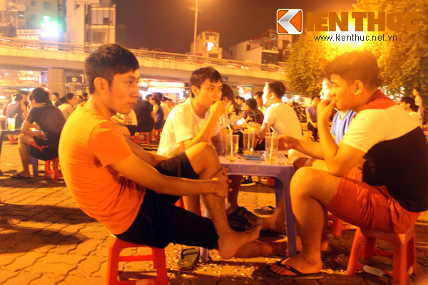 Những "thượng đế" mà các trai vẫy "bắt" được ngồi tập trung uống nước một cách đông đúc trên vỉa hè.