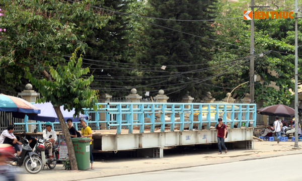 Nhằm thuận tiện cho việc thi công xây dựng nhà ga số 8 phục vụ dự án đường sắt đô thị tuyến Nhổn - Ga Hà Nội, điểm trung chuyển Cầu Giấy và cầu vượt dành cho người đi bộ trước cổng trường đại học GTVT Hà Nội - công viên Thủ Lệ đã phải dỡ bỏ.