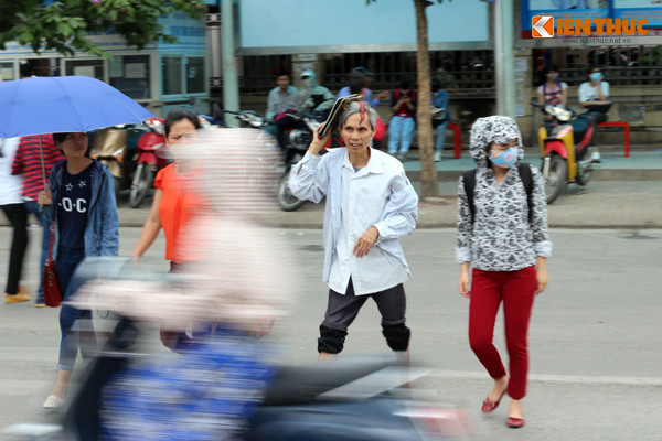 Họ buộc phải luồn lách qua các dòng phương tiện đang di chuyển từ cổng trường đại học GTVT Hà Nội sang trước cổng công viên Thủ Lệ bắt xe buýt và ngược lại.