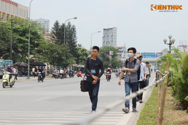 Tranh thủ thời điểm các phương tiện di chuyển thưa thớt, nhiều sinh viên nhanh chóng đi bộ sát sang phía lề đường.