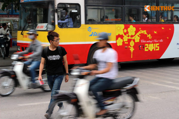 Một thanh niên nín thở, vượt qua dòng phương tiện đang lưu thông để sang đường.