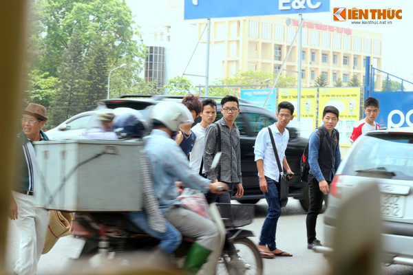 Muốn sang sang đường người dân, sinh viên phải đi thành từng tốp để cho các phương tiện đang lưu thông quan sát thấy.