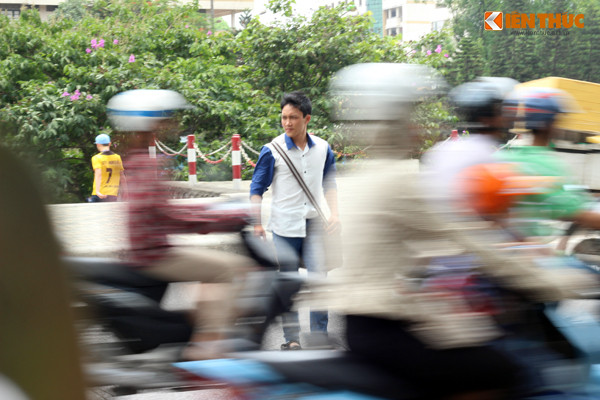 Nam sinh mắc kẹt vài phút giữa dòng xe máy mới sang được điểm xe buýt.
