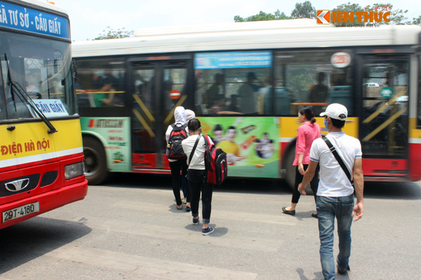 Tuy nhiên, từ lúc cầu đường bộ bị tháo dỡ, hàng trăm lượt sinh viên của các trường ĐH, CĐ và người dân Thủ đô khi khi băng qua nút giao thông trọng điểm này phải mạo hiểm đối mặt với "tử thần ".