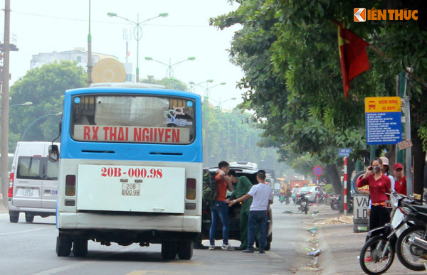 Chiếc xe này còn ngang nhiên dừng ngay giữa đường để phụ xe xuống đường bê đồ đạc của khách lên xe. Quãng thời gian chiếc xe dừng lại mất khoảng 10 phút.