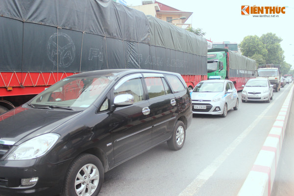 Đặc biệt, ở những khung giờ cao điểm (nhất là vào buổi trưa), mật độ phương tiện tham gia lưu thông qua tuyến đường này rất đông thậm chí là bị tắc nghẽn...
