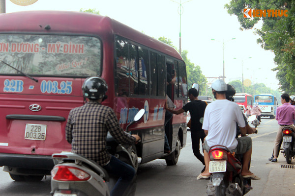Ngay sau khi thấy khách vẫy tay ra tín hiệu, chiếc xe khách mang BKS: 21B-003.25 đang di chuyển chậm liền dừng lại ngay sát lề đường để cho khách lao lên xe.